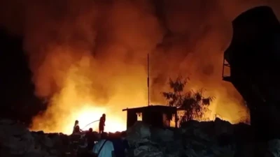 Gara-Gara Pembakaran Sampah, 5 Unit Mobil Damkar Baku Hantam Jinakkan Api di Jalan Sangkiong