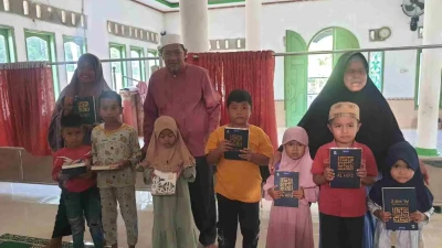 Tidak Satu Jalan Membangun Nagari, Drs. H. Herdinal Padri Salurkan Al-Qur’an ke Surau dan Masjid di Kinari